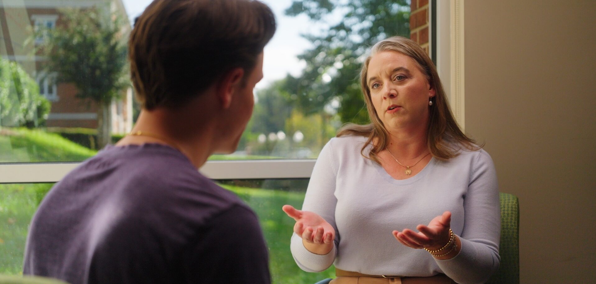Advisor meets with student
